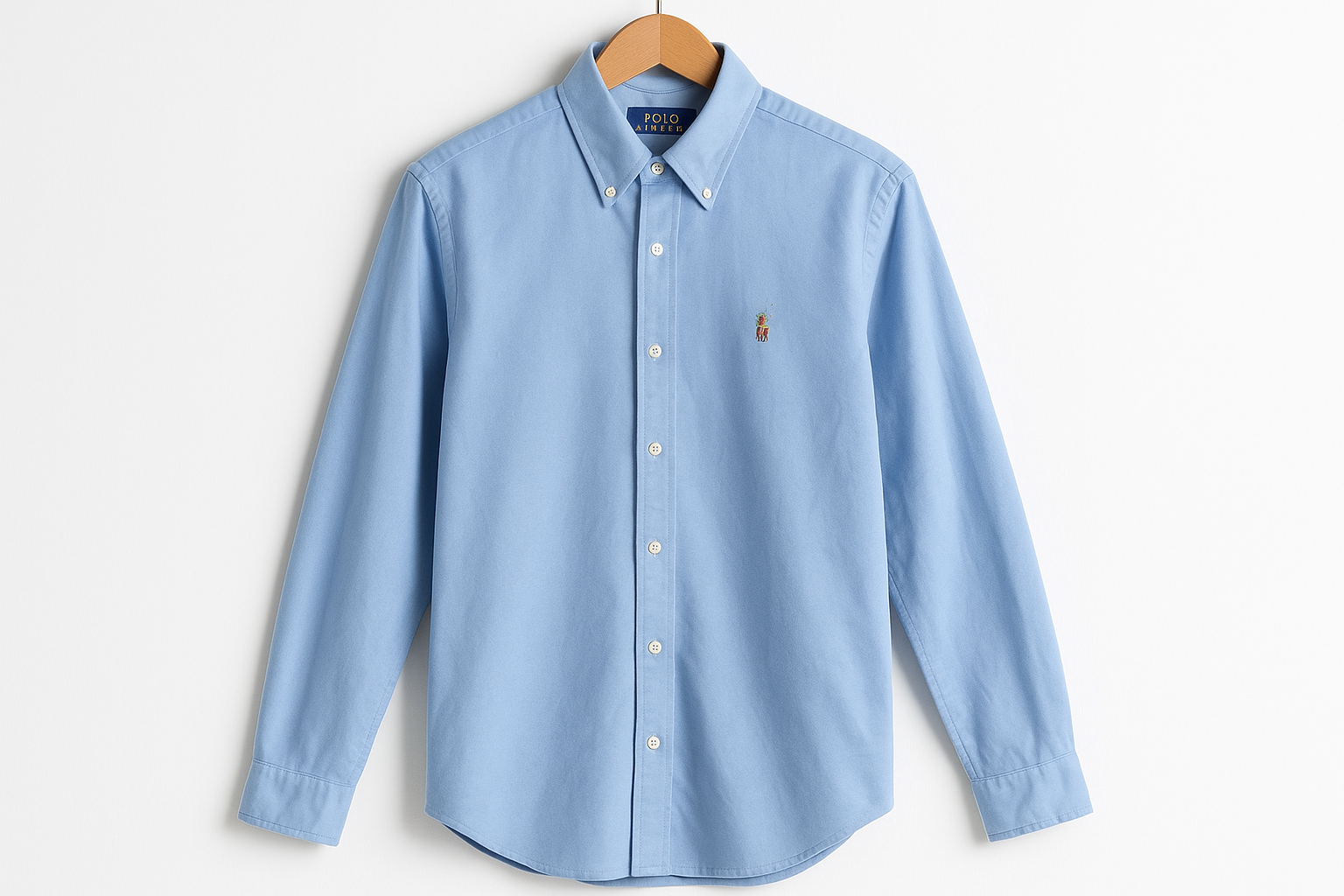 Camisa celeste en percha