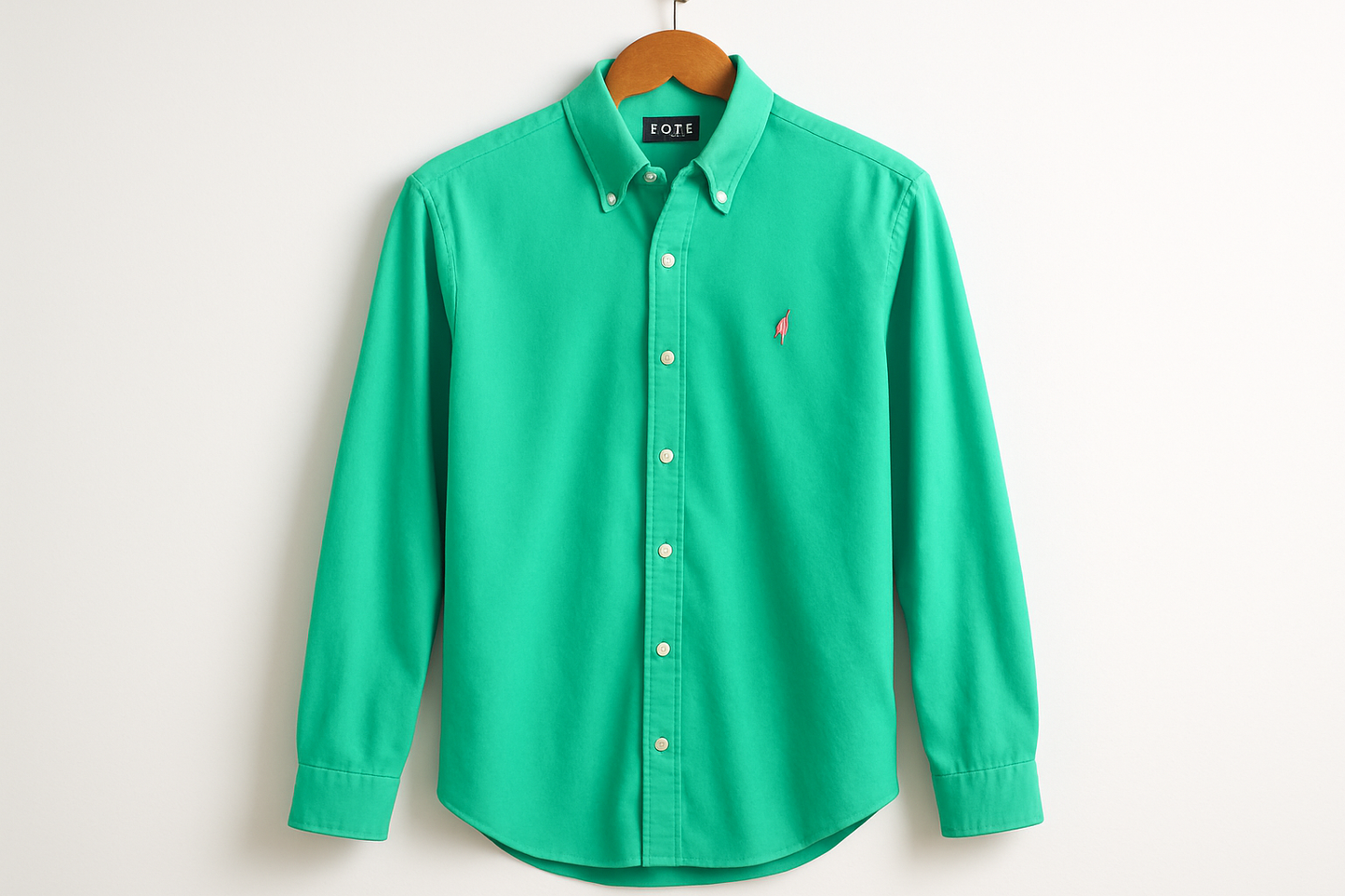 Camisa colgada en percha