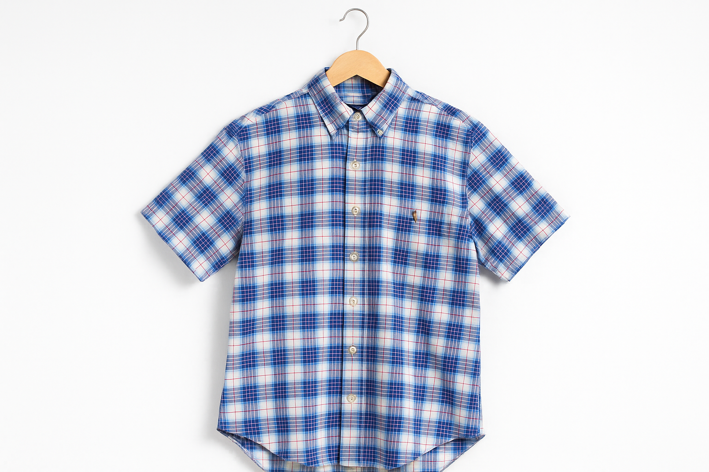 Camisa colgada en percha
