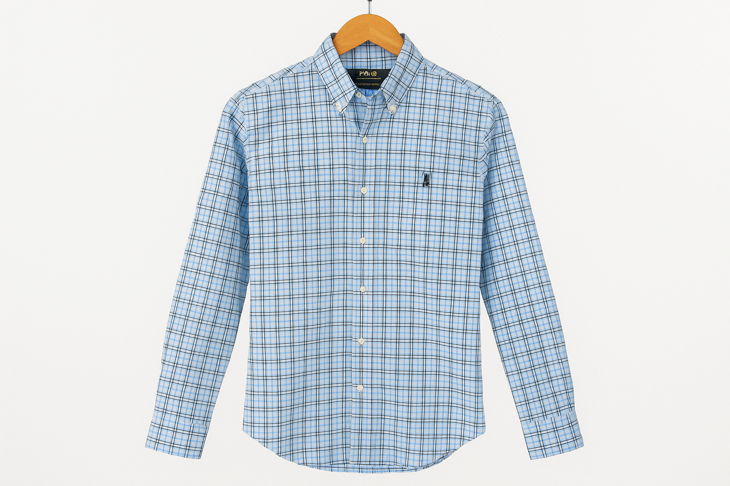 Camisa colgada en percha