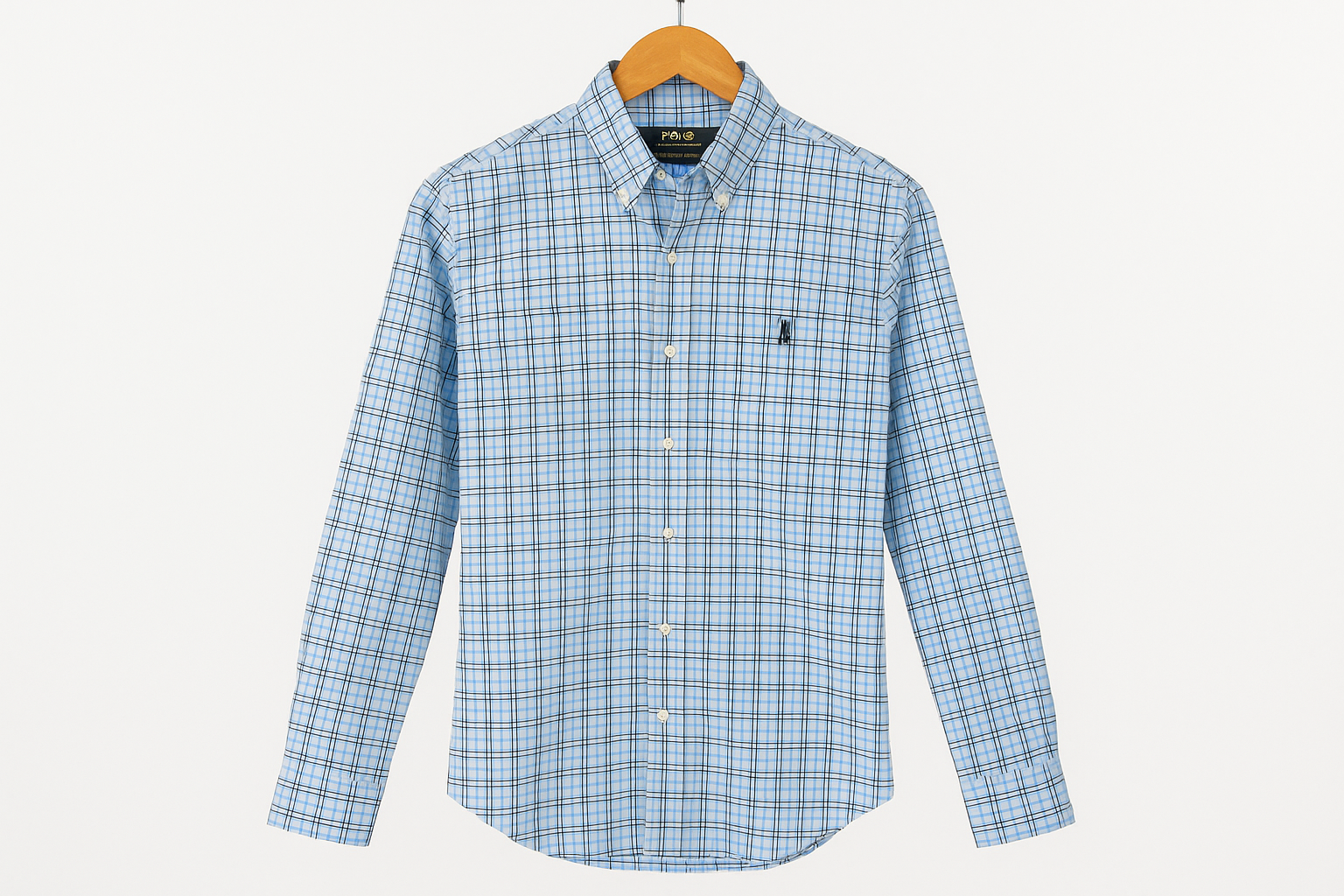 Camisa colgada en percha