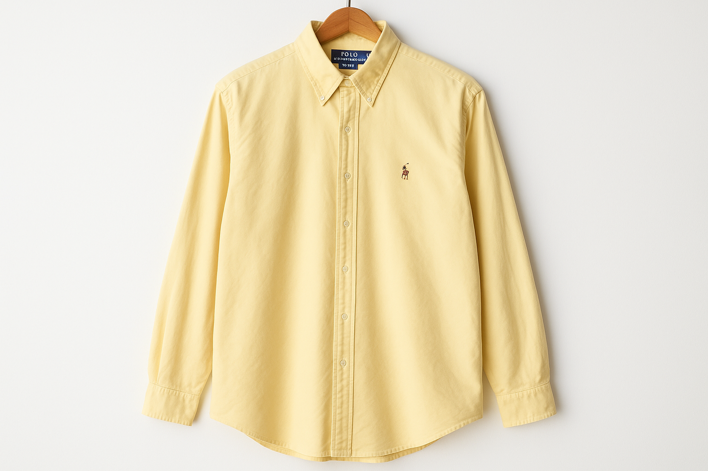 Camisa colgada en percha