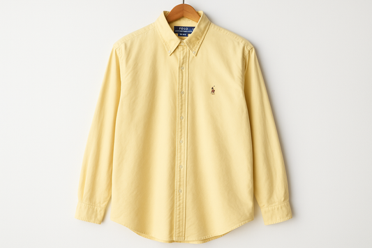 Camisa colgada en percha