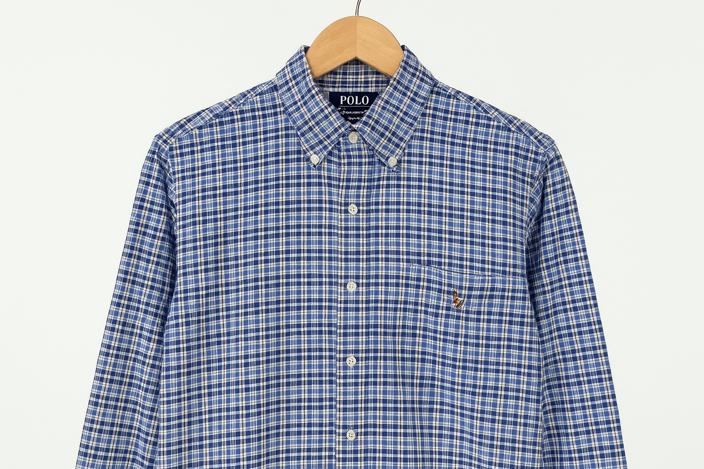 Camisa colgada en percha