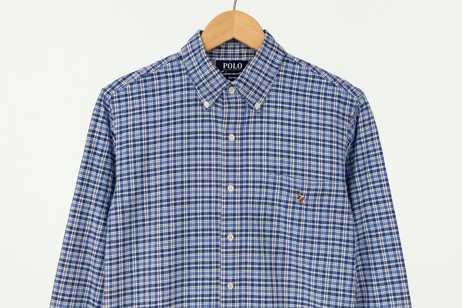 Camisa colgada en percha