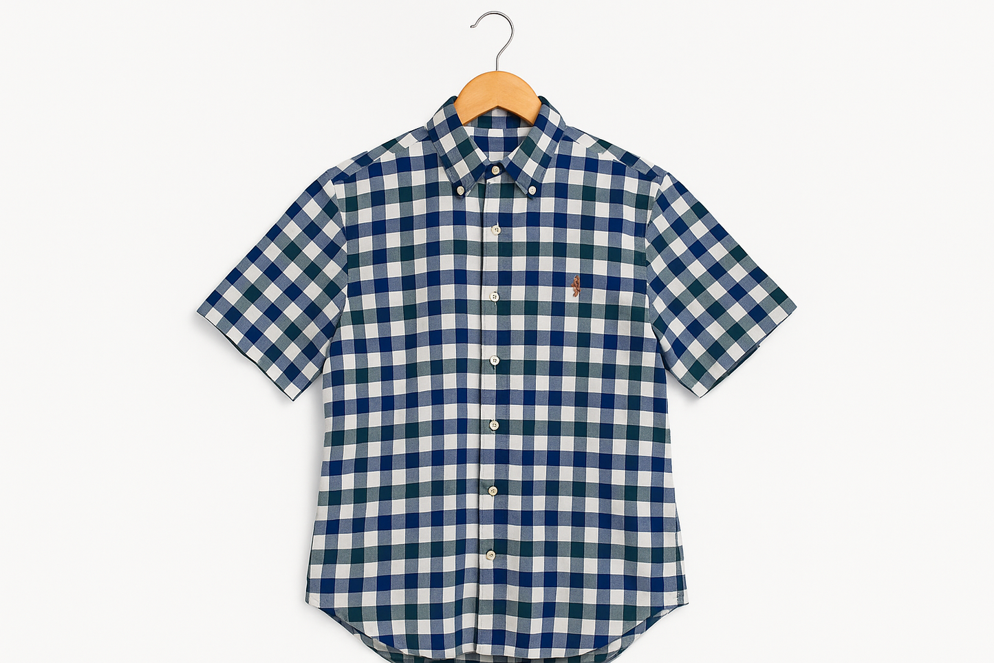 Camisa colgada en percha
