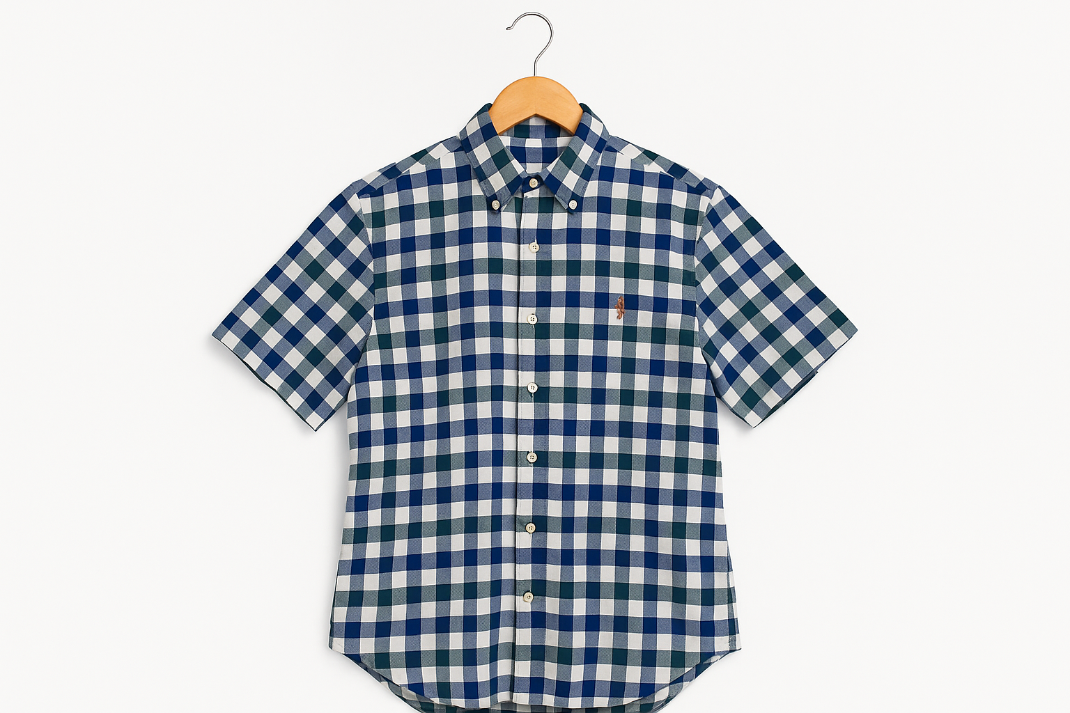 Camisa colgada en percha