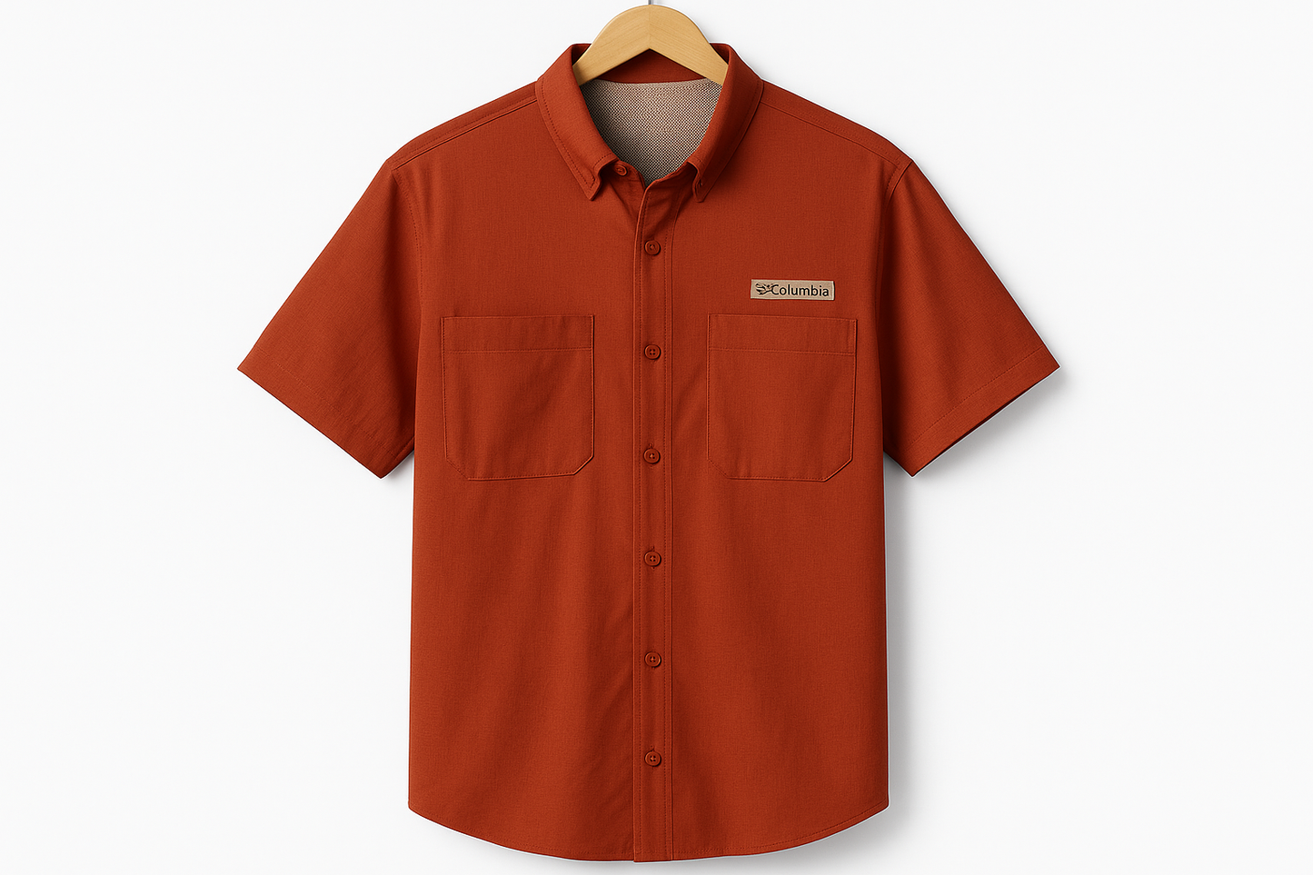 Camisa Columbia Super Tamiami con bolsillos abiertos colgada en percha