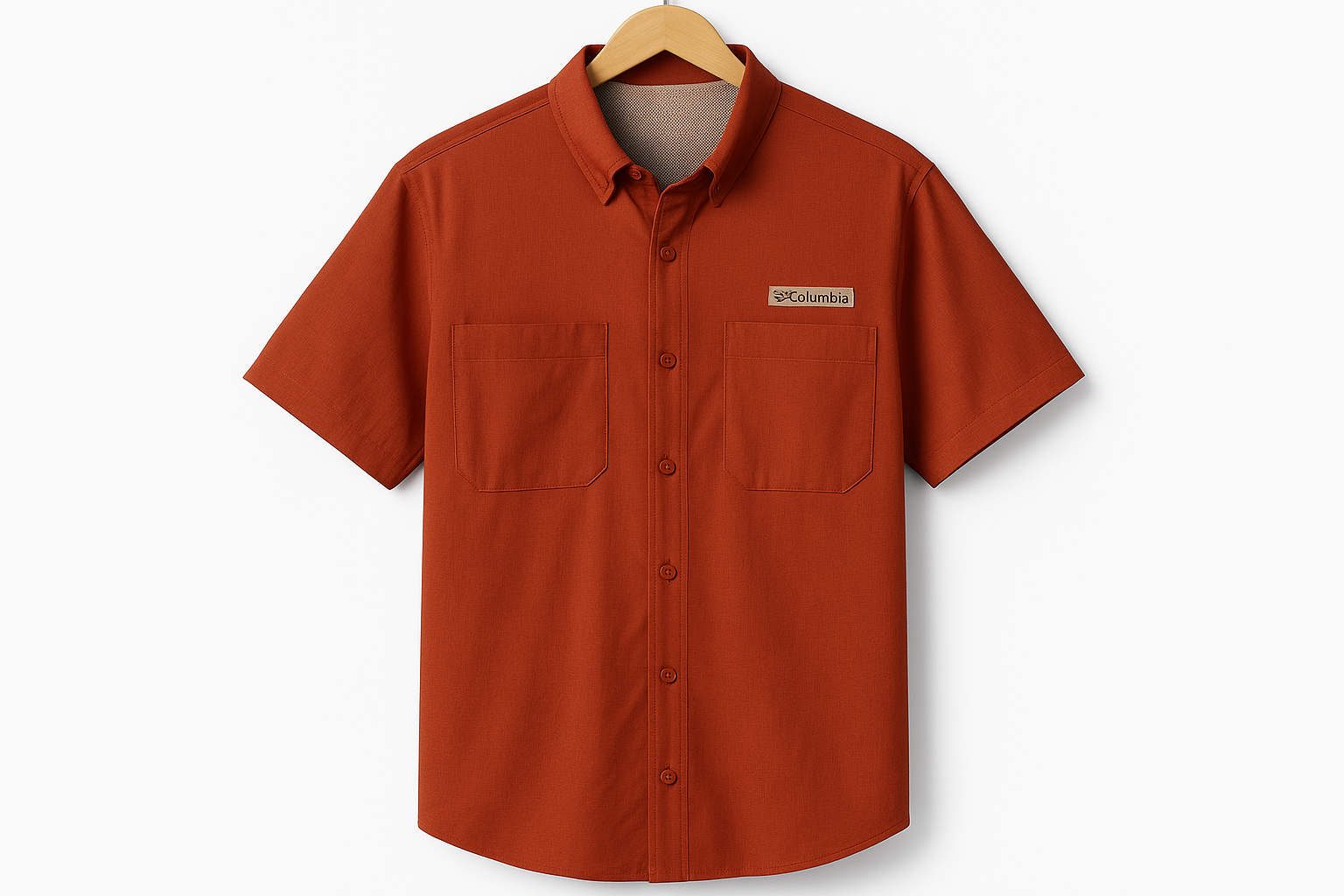 Camisa Columbia Super Tamiami con bolsillos abiertos colgada en percha