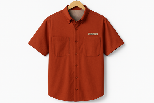 Camisa Columbia Super Tamiami con bolsillos abiertos colgada en percha