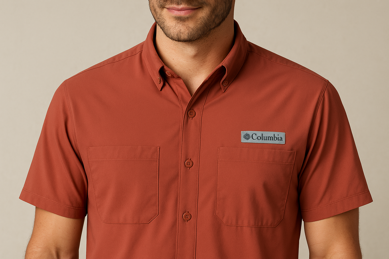 Camisa Columbia Super Tamiami con bolsillos abiertos siendo usada por un modelo