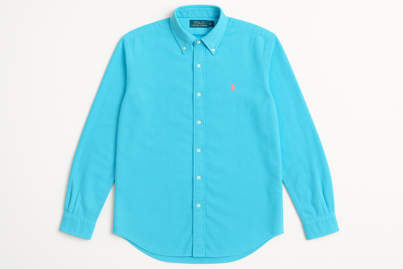 Camisa de botones completamente extendida