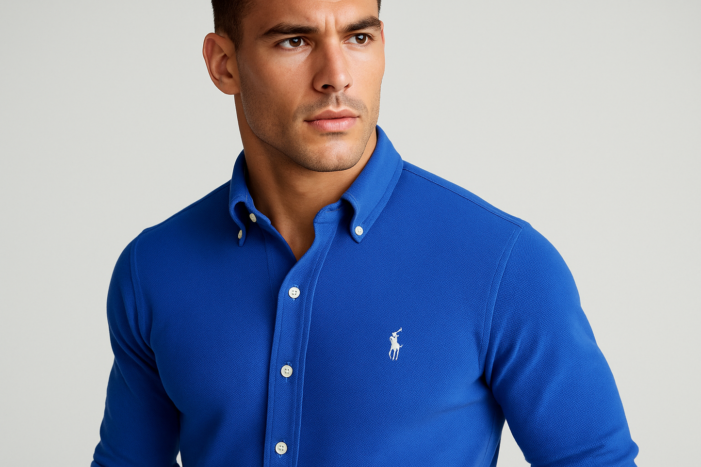 Camisa de botones Polo Ralph Lauren - Modelo atlético close-up con tela polo