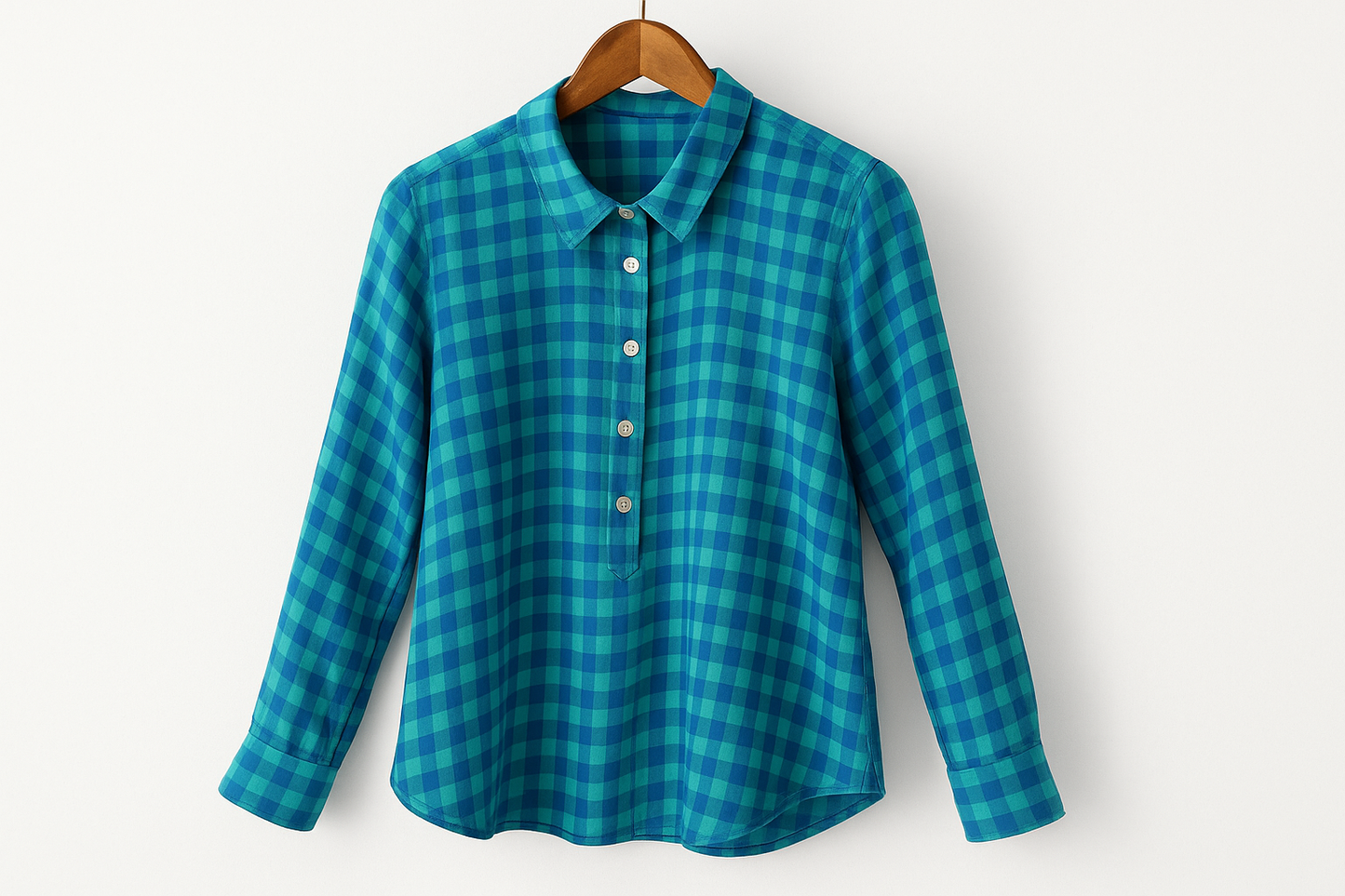 Camisa de cuadros azul y turquesa para mujer en gancho