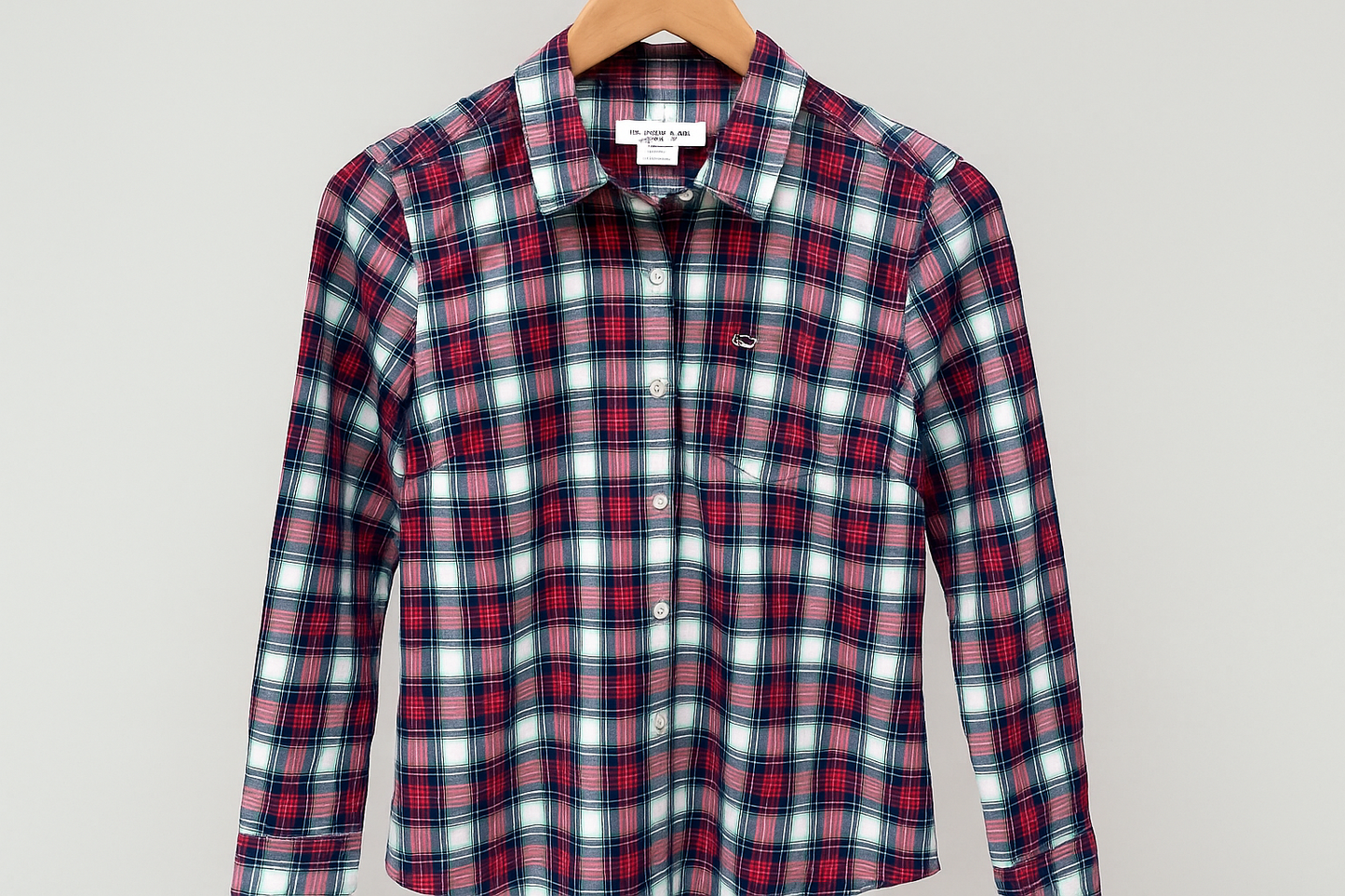 Camisa de cuadros rojo, azul y blanco para mujer en gancho
