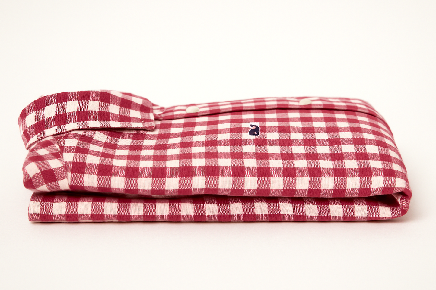 Camisa de cuadros rojos y blancos para mujer doblada vista lateral