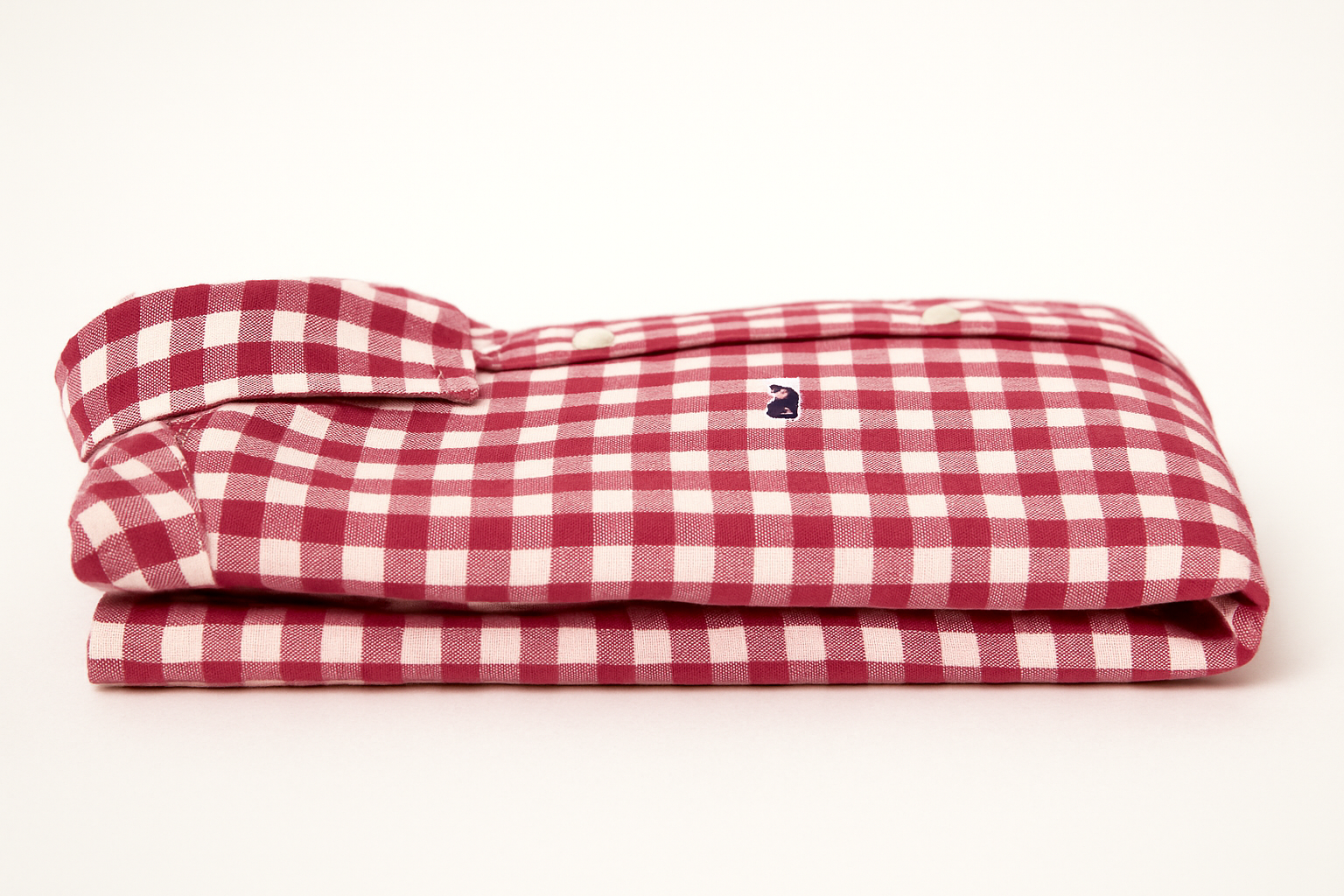 Camisa de cuadros rojos y blancos para mujer doblada vista lateral