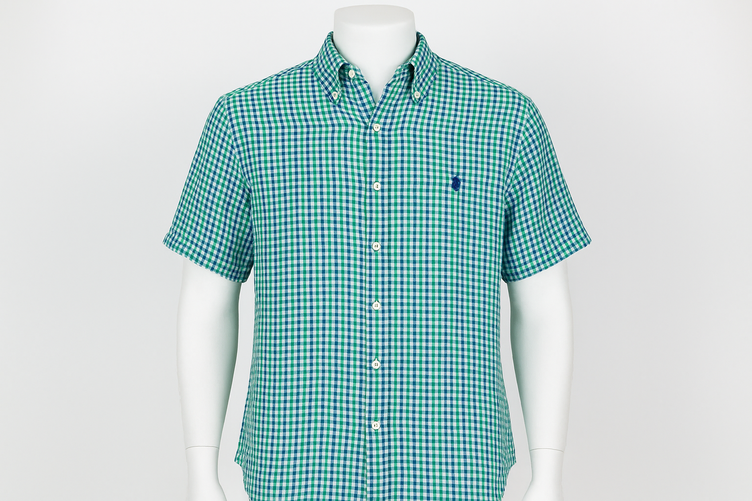 Camisa de lino en maniquí