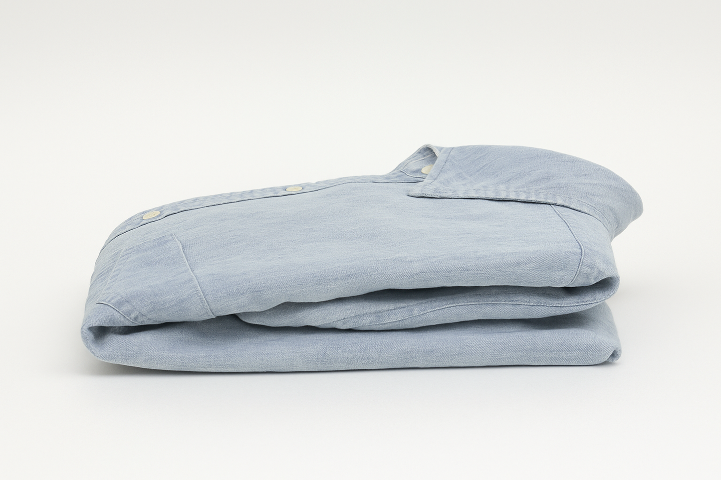 Camisa de mezclilla azul claro para mujer doblada vista lateral