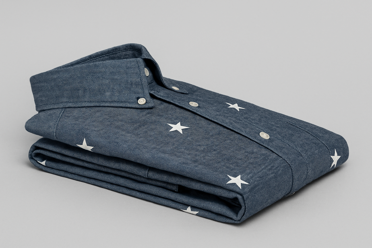 Camisa de mezclilla con estrellas doblada vista lateral
