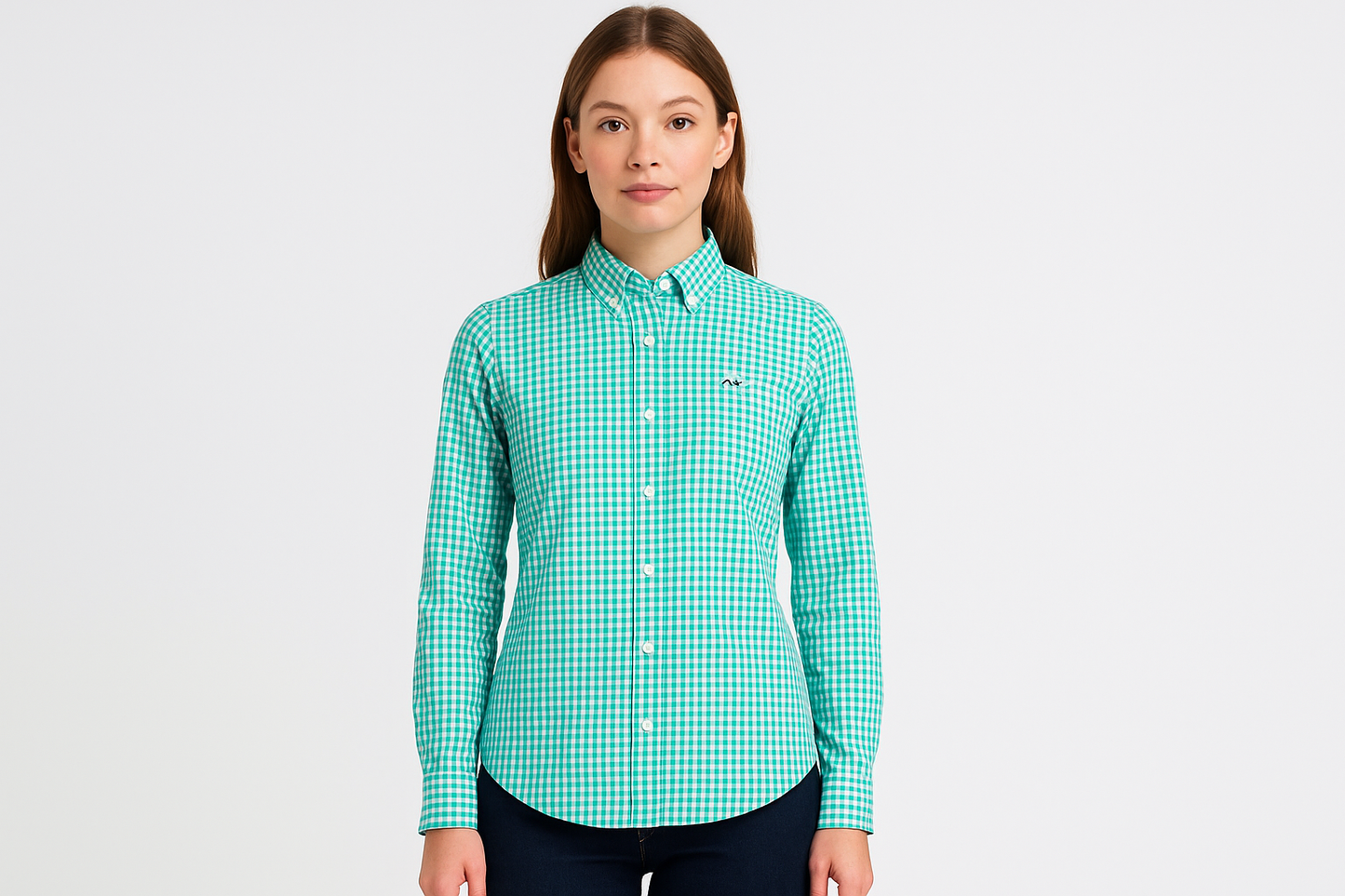 Camisa de mujer a cuadros turquesa con modelo femenino