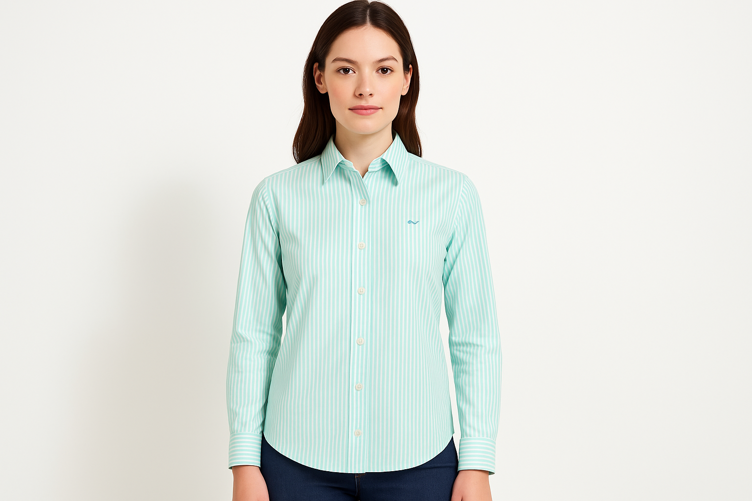 Camisa de mujer a rayas verdes con modelo femenino