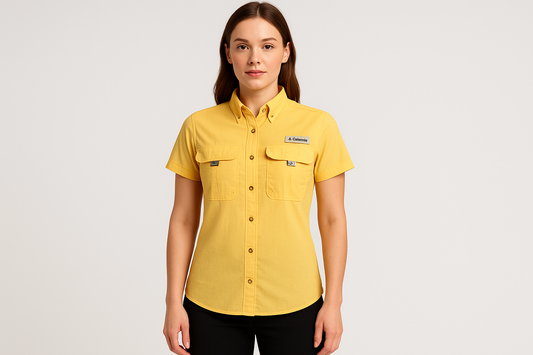 Camisa de pesca amarilla Columbia con modelo femenino