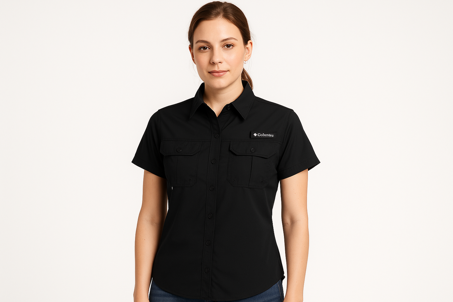 Camisa de pesca negra Columbia con modelo femenino