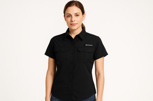 Camisa de pesca negra Columbia con modelo femenino