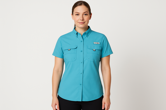 Camisa de pesca turquesa Columbia con modelo femenino