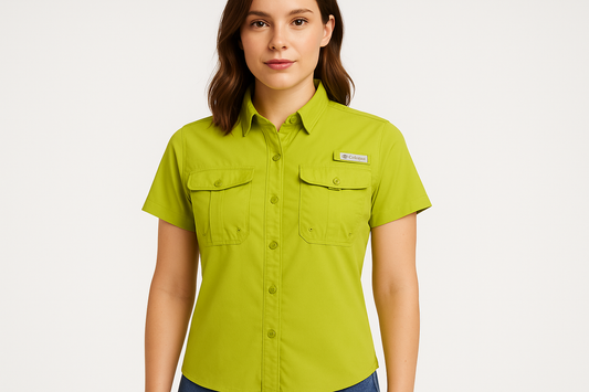 Camisa de pesca verde lima Columbia con modelo femenino