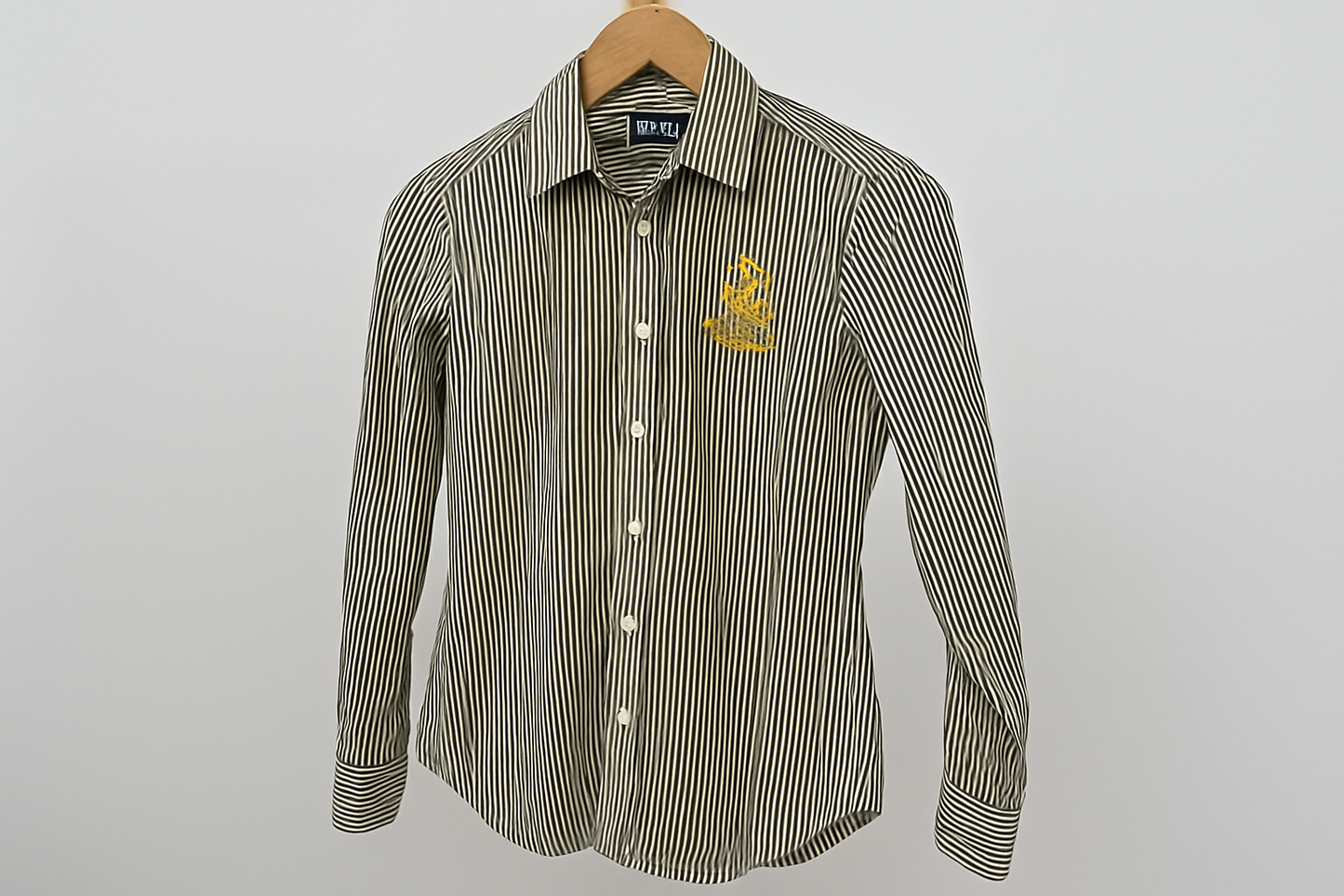 Camisa de rayas negras y blanco para mujer en gancho