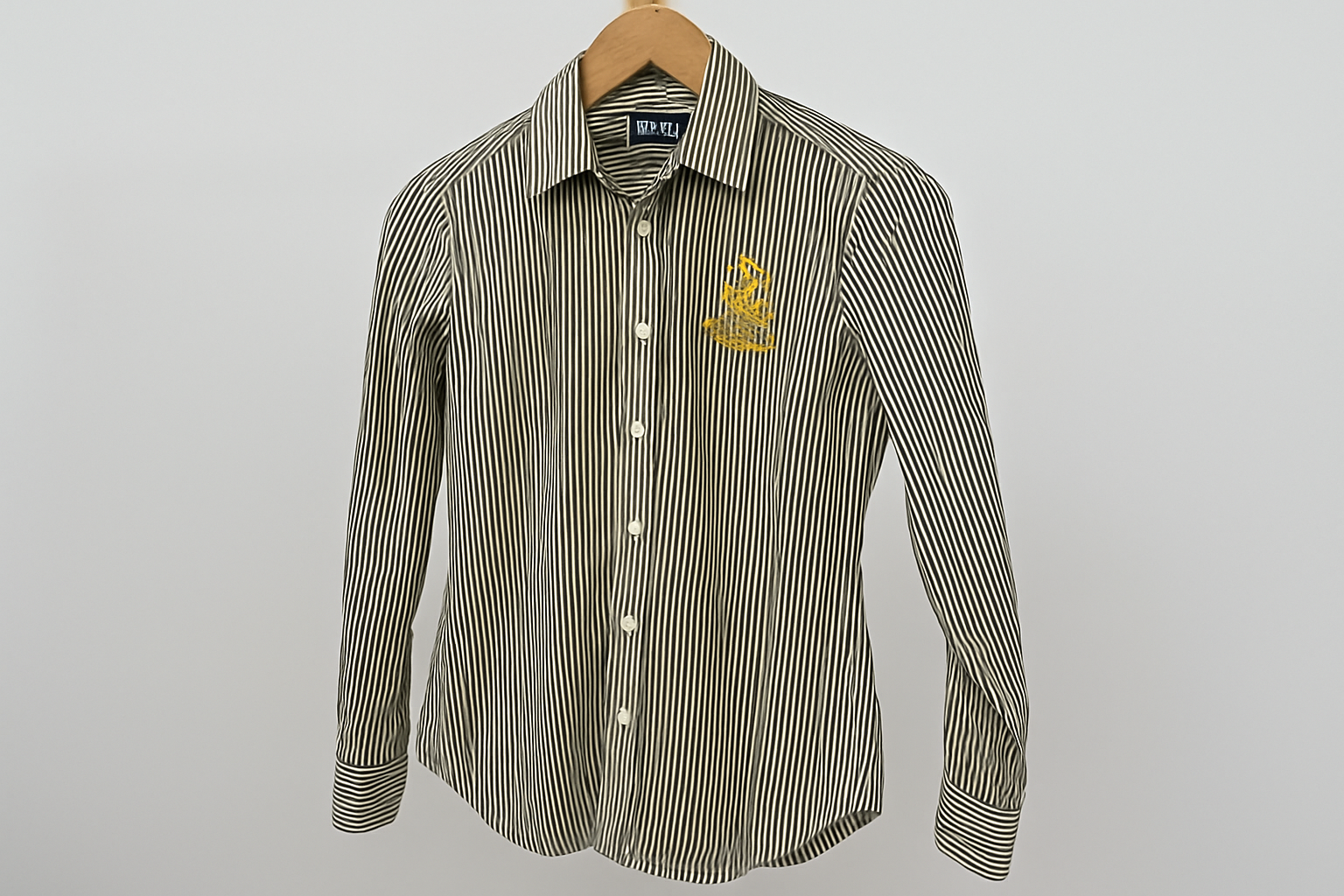 Camisa de rayas negras y blanco para mujer en gancho