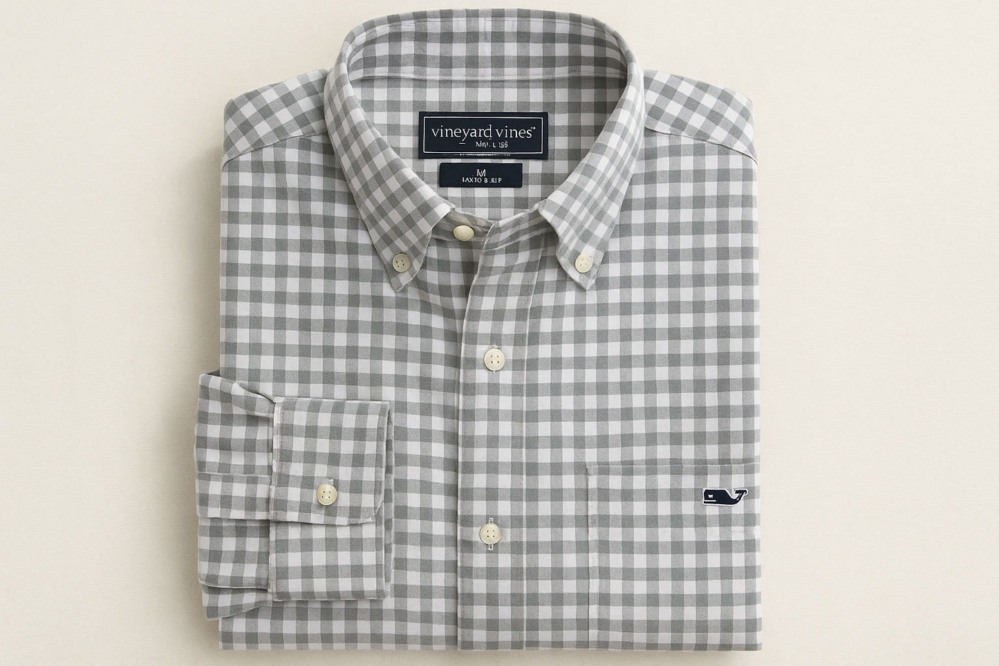 Camisa doblada con logo pequeño