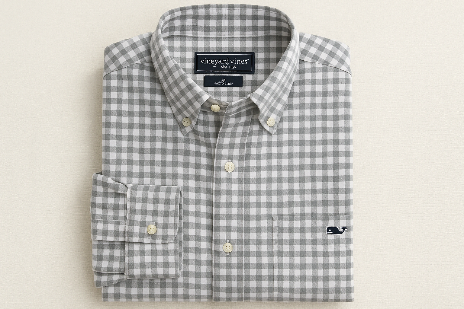 Camisa doblada con logo pequeño