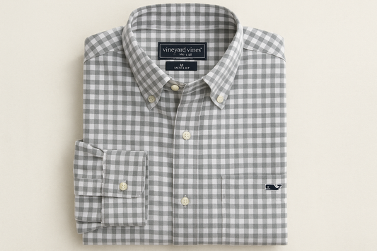 Camisa doblada con logo pequeño
