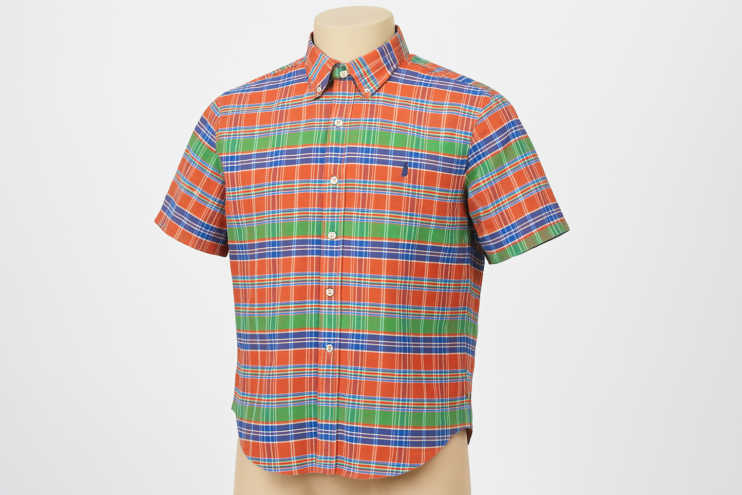 Camisa en maniquí ángulo 3/4