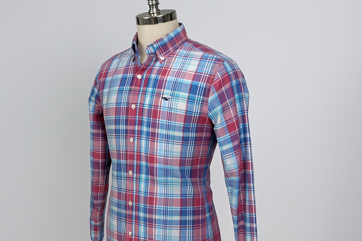 Camisa en maniquí ángulo 3/4