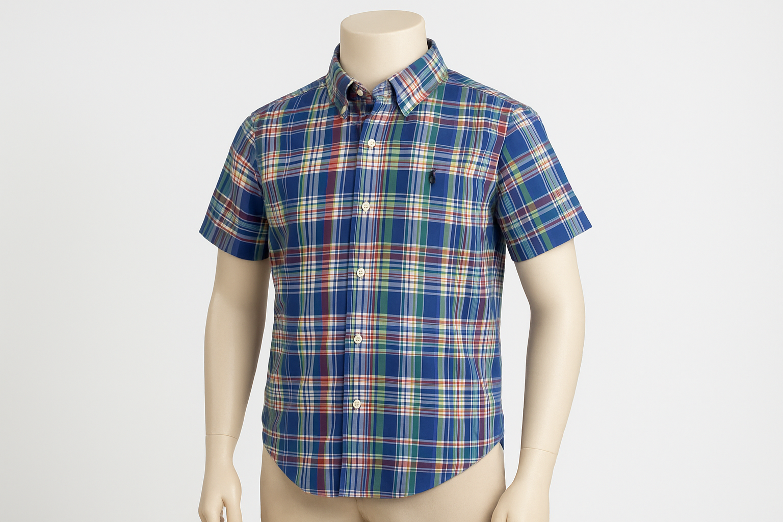 Camisa en maniquí ángulo 3/4