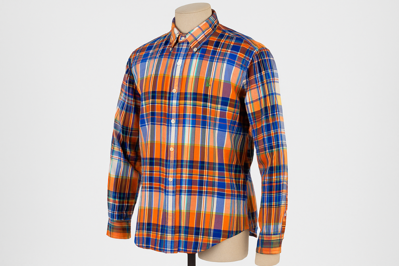 Camisa en maniquí ángulo 3/4