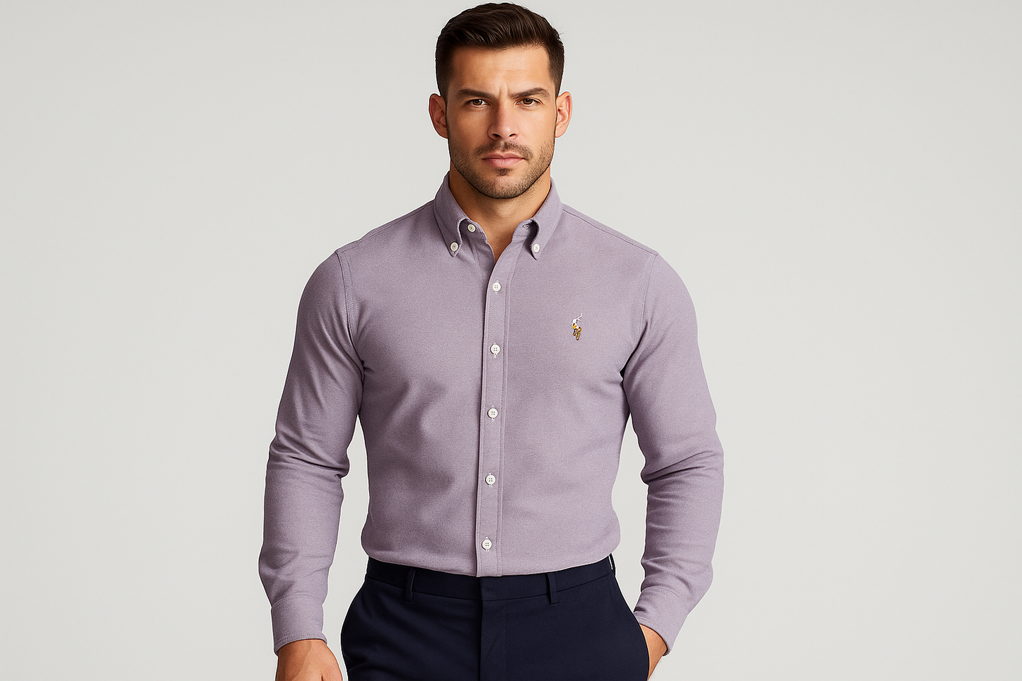 Camisa lila con modelo atlético