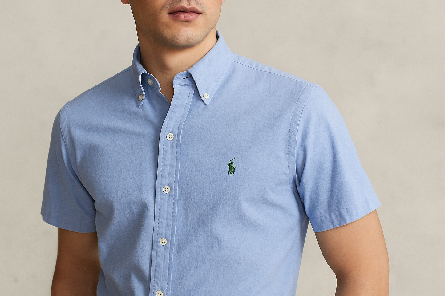 Camisa Polo Ralph Lauren celeste con logo verde siendo usada por un modelo