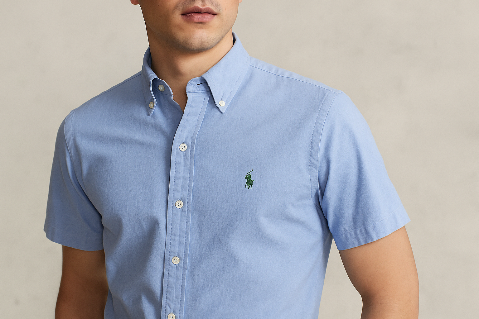 Camisa Polo Ralph Lauren celeste con logo verde siendo usada por un modelo