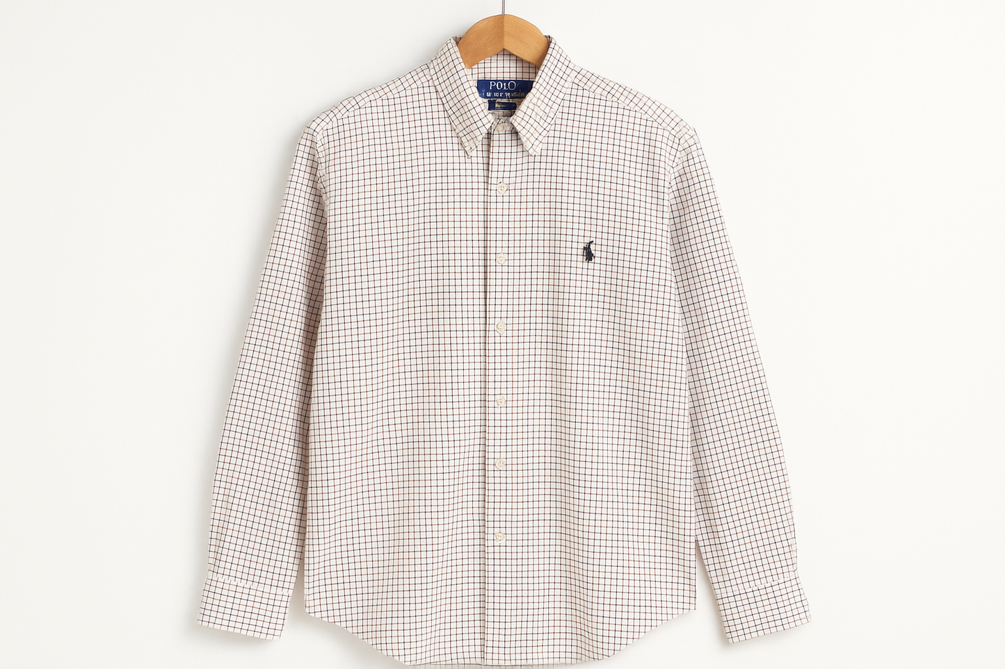 Camisa Slim Fit colgada en percha