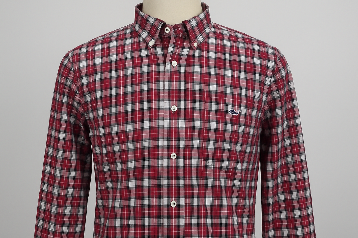 Camisa tartan con logo Vineyard Vines en maniquí