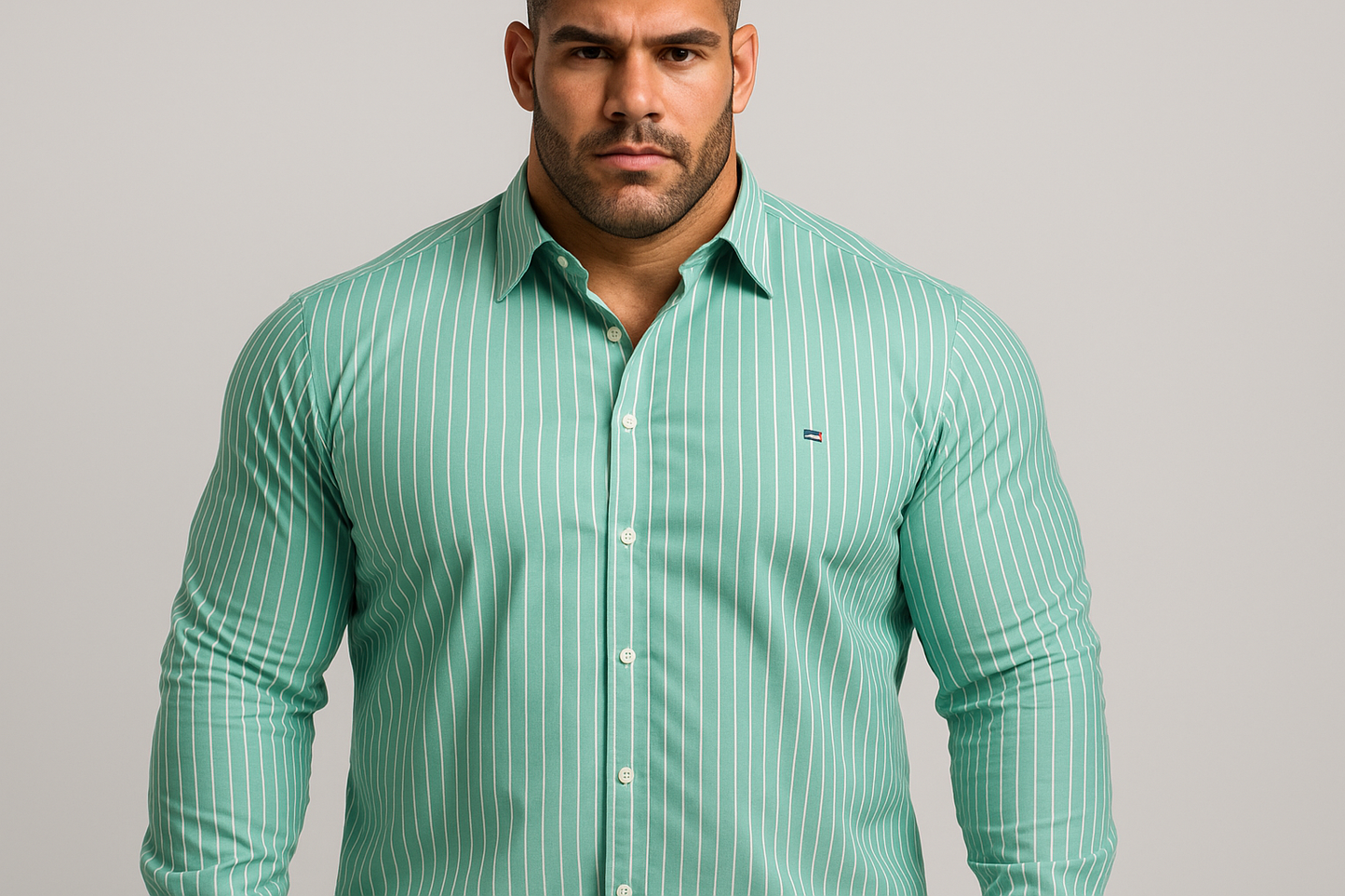 Camisa verde a rayas blancas con modelo atlético