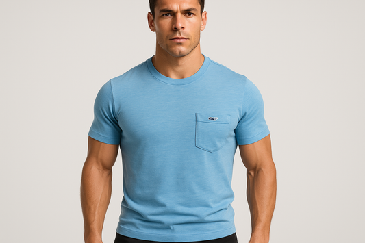 Camiseta azul claro manga corta con modelo atlético