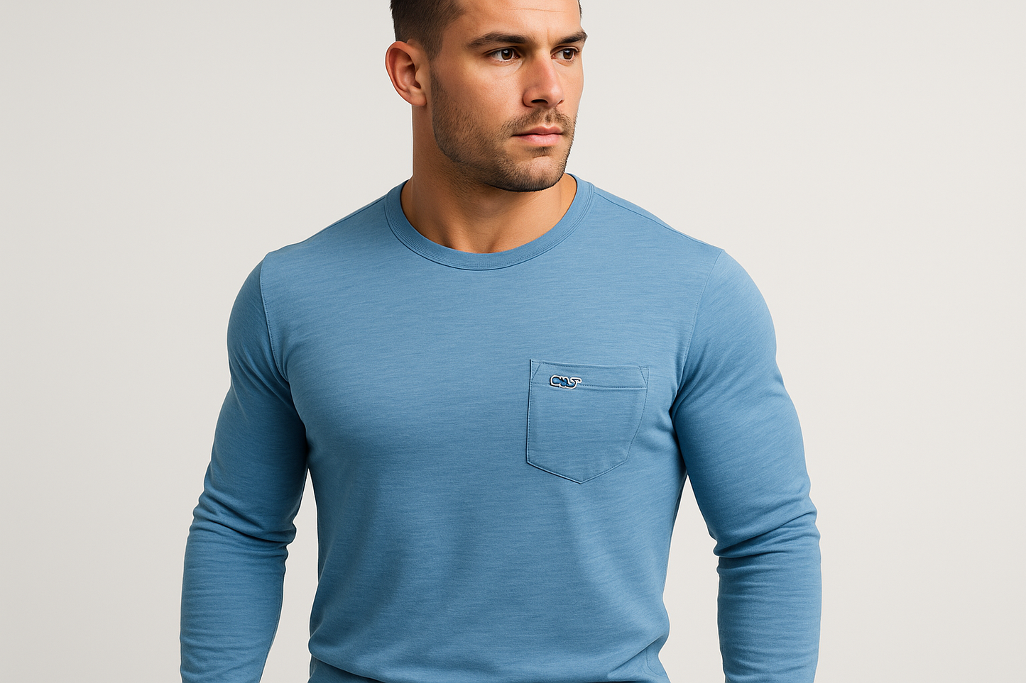 Camiseta azul claro manga larga con modelo atlético