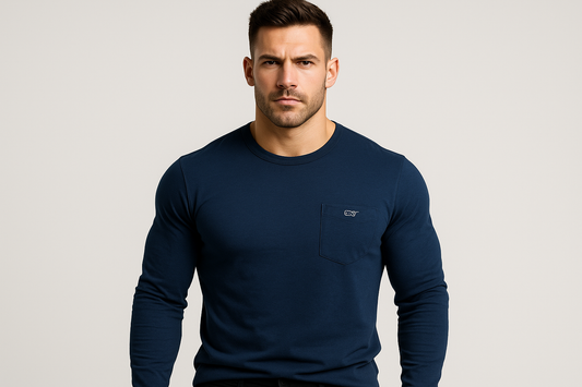 Camiseta azul marino manga larga con modelo atlético