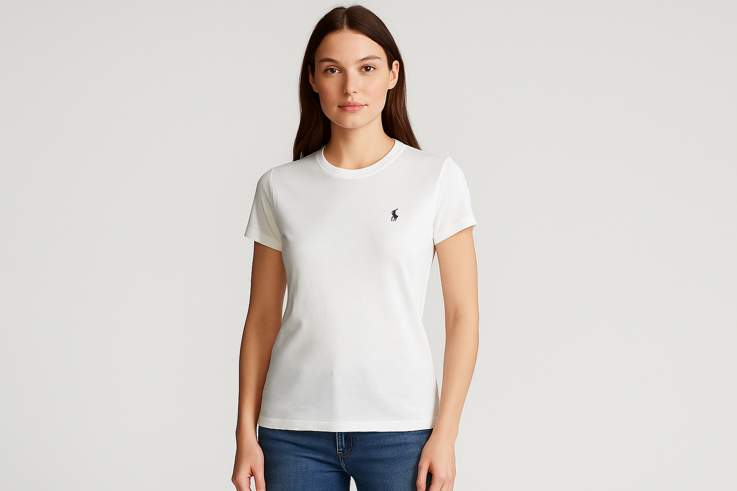 Camiseta blanca mujer con modelo femenino